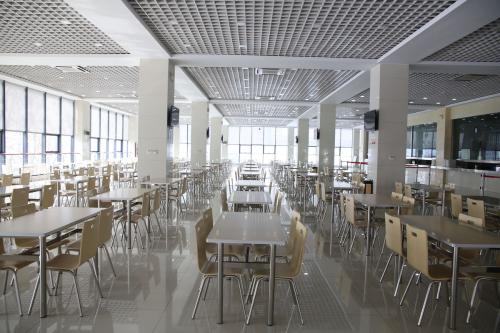 企業(yè)食堂承包給專業(yè)公司和自我管理有利有弊？